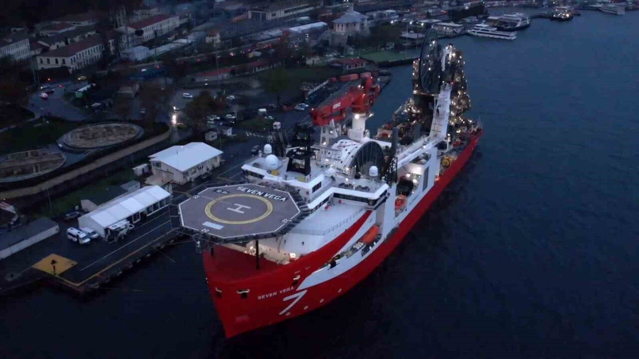 Derin deniz projeleri için tasarlanan Seven Vega gemisi, Fatih Sarayburnu’na