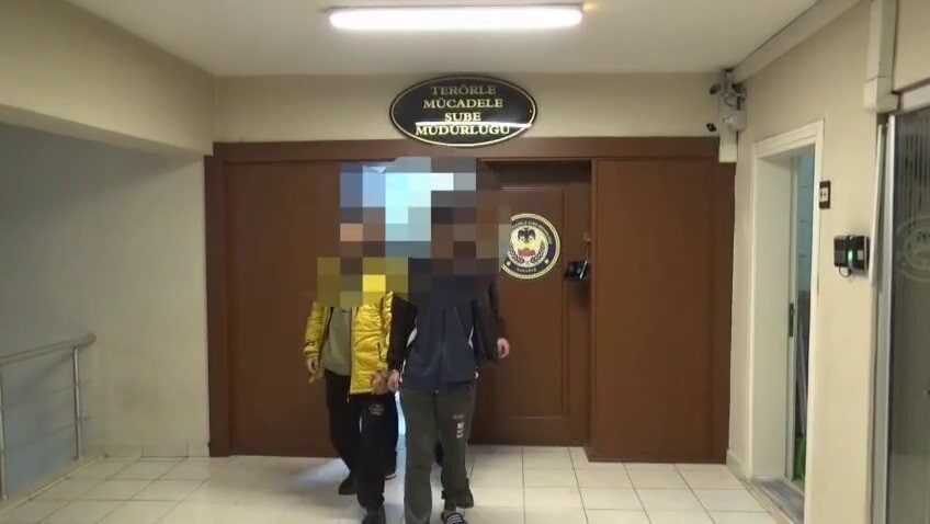 Adapazarı’nda DEAŞ Terör Örgütü ile Bağlantılı 4 Yabancı Uyruklu Şahıs Gözaltına Alındı Sakarya'nın Adapazarı ilçesinde düzenlenen operasyonda, DEAŞ terör örgütüyle bağlantılı 4