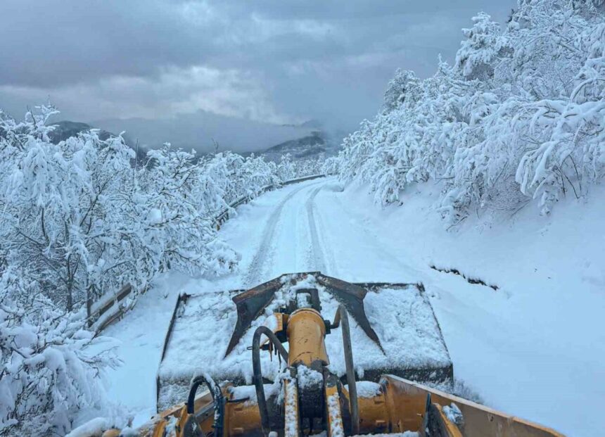 Sakarya’da kar nedeniyle kapanan 35 grup yolundan 31’i, belediye ekipleri tarafından açıldı.