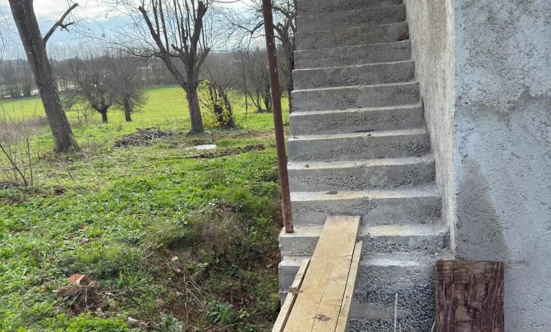 Kaynarca’da Merdiven Kazası: 62 Yaşındaki Adam Hastaneye Kaldırıldı Sakarya’nın Kaynarca ilçesi Birlik Mahallesi’nde 62 yaşındaki A.G., evinin merdiveninde