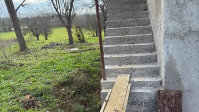 Sakarya’nın Kaynarca ilçesi Birlik Mahallesi’nde 62 yaşındaki A.G., evinin merdiveninde