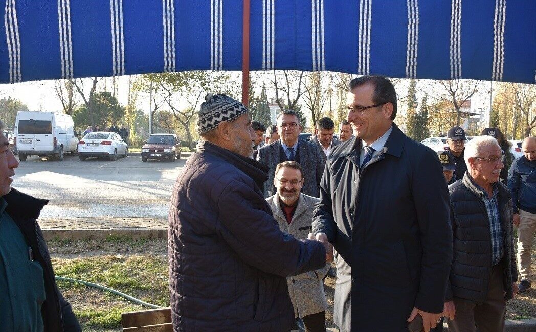 Manisa'nın Salihli Kaymakamı Ali Güldoğan, Sarıpınar Mahallesi'ni ziyaret ederek vatandaşlarla