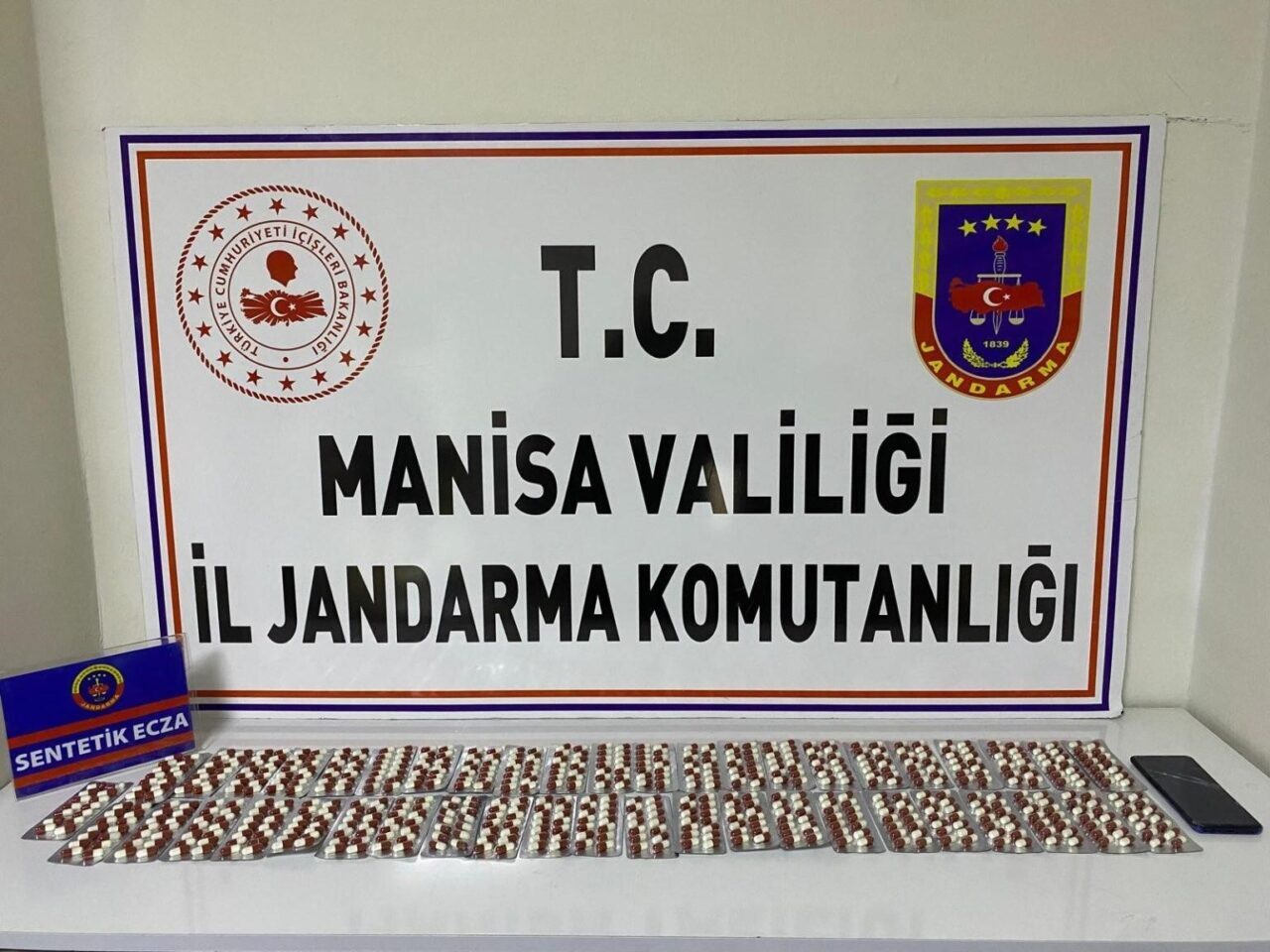 Manisa'nın Salihli ilçesinde jandarma, 27 yaşındaki H.O.'nun evine düzenlediği operasyonda