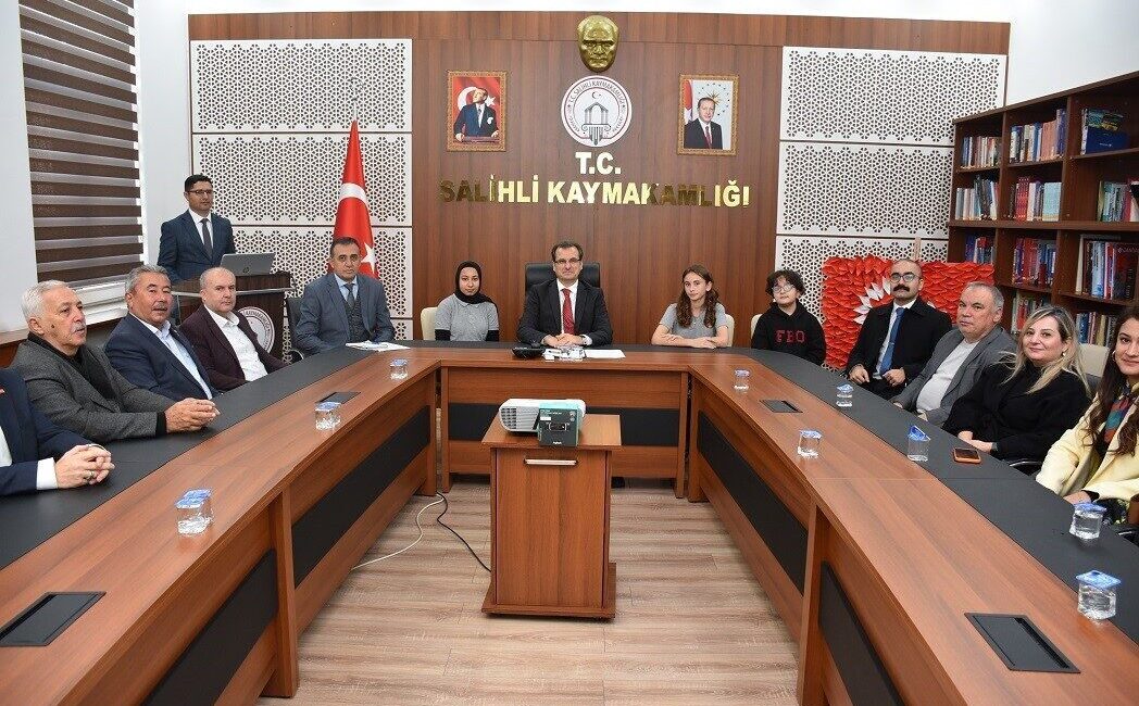 Salihli’de İnsan Hakları Kurulu Toplantısı Düzenlendi, Ödüller Sahiplerini Buldu Manisa'nın Salihli ilçesinde Kaymakam Ali Güldoğan başkanlığında İnsan Hakları Kurulu