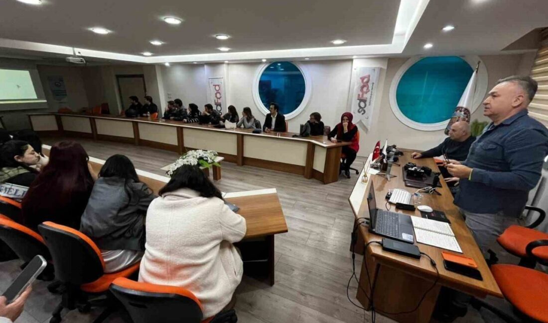 Salihli Fotoğraf Derneği, Manisa Celal Bayar Üniversitesi Öğrencilerine Mobil Fotoğraf Eğitimi Verdi Salihli Fotoğraf Derneği (SALFOD), Manisa Celal Bayar Üniversitesi öğrencilerine yönelik