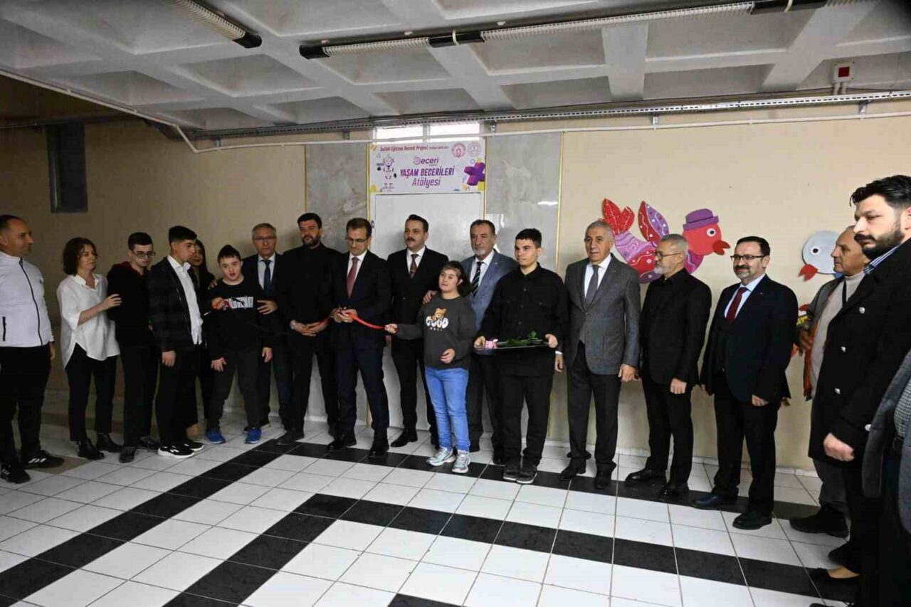 Manisa'nın Salihli ilçesinde 3 Aralık Dünya Engelliler Günü'nde, Eğitime Destek