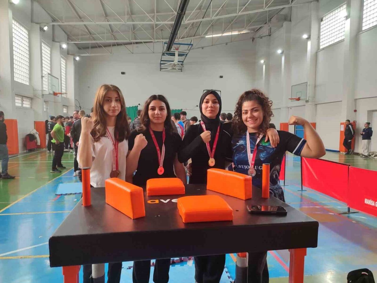 Manisa'da gerçekleştirilen Okullar Arası Bilek Güreşi İl Birinciliği'nde Salihli'den Şahin