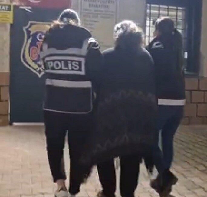 Hatay'ın Samandağ ilçesinde, hırsızlık şüphelisi Ö.E. isimli kadın, polis tarafından