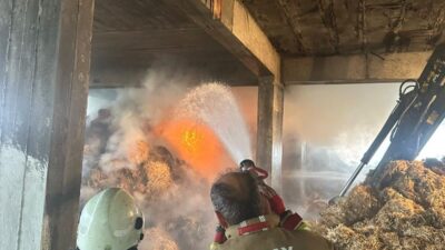 Hatay'ın Samandağ ilçesinde bir samanlıkta çıkan yangın, itfaiye ekiplerinin 10