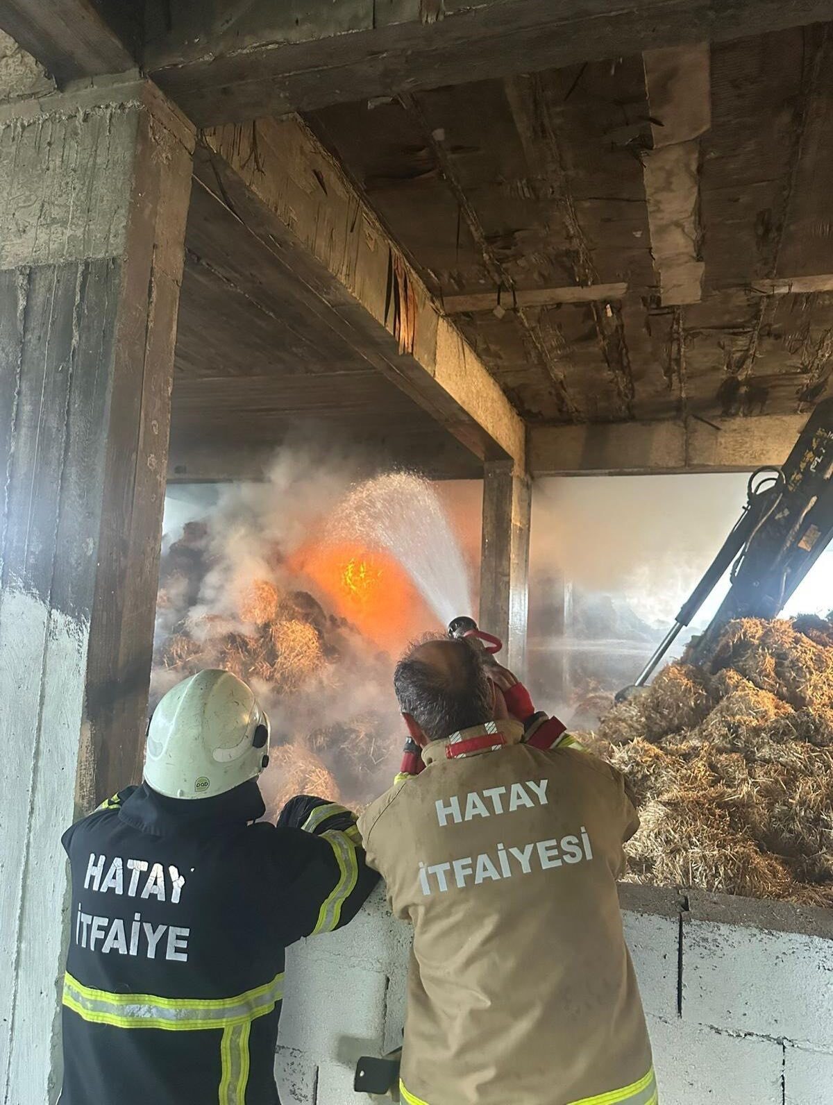 Hatay'ın Samandağ ilçesinde bir samanlıkta çıkan yangın, itfaiye ekiplerinin 10