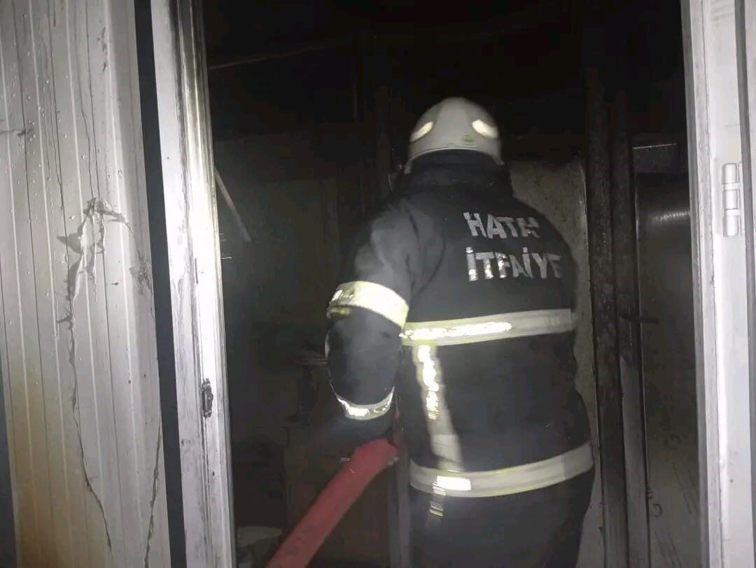 Samandağ’da Konteynerde Çıkan Yangın, Diğer Konteynerlere Sıçramadan Kontrol Altına Alındı