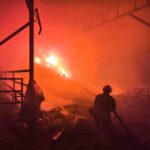 Hatay’da 100 büyükbaş hayvanın bulunduğu çiftlikte çıkan yangın, itfaiyenin zamanında müdahalesiyle kontrol altına alındı.