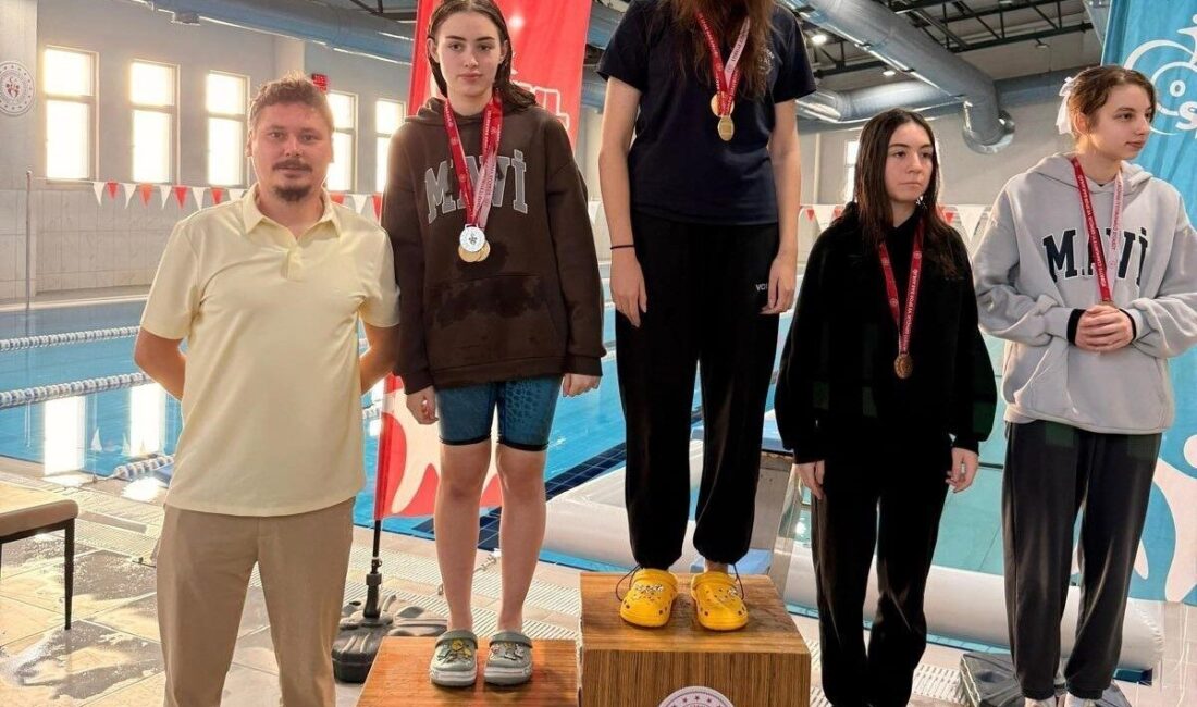 Düzce'de gençler için düzenlenen Yüzme Müsabakaları, Çilimli Yüzme Havuzunda yapıldı.