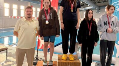 Düzce'de gençler için düzenlenen Yüzme Müsabakaları, Çilimli Yüzme Havuzunda yapıldı.