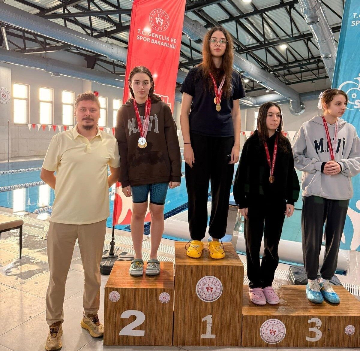 Düzce’de Gençler Yüzme Şampiyonası Büyük Mücadelelere Ev Sahipliği Yaptı