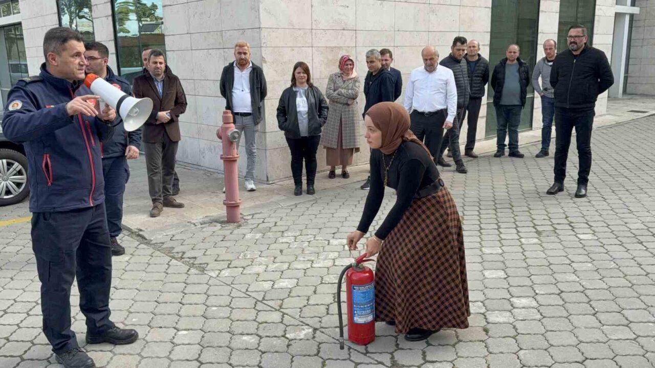 Samsun Adliyesi’nde, yangın söndürme eğitimi kapsamında tatbikat yapıldı. Samsun Büyükşehir