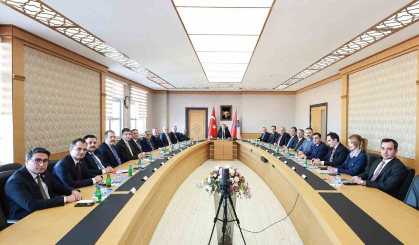 Samsun’da Vali Orhan Tavlı’nın başkanlığında 2025 değerlendirme toplantısı yapıldı; 2026 projeleri ele alındı.