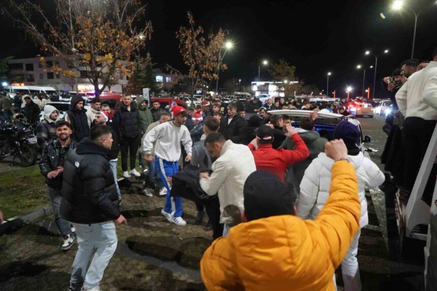 Atakum’da yüzlerce kişi 2026 yılını neşeyle kutladı.