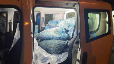Samsun'da gerçekleştirilen denetimlerde 300 kilogram kaçak midye yakalandı. Araçtaki iki