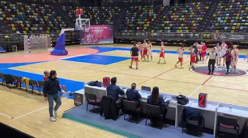 Samsun’daki Basketbol Maçında Hakeme Saldırı Olayı: Öğrenci ile İlgili Soruşturma Başlatıldı Samsun'daki bir basketbol maçında, 52 yaşındaki beden eğitimi öğretmeni A.T.,