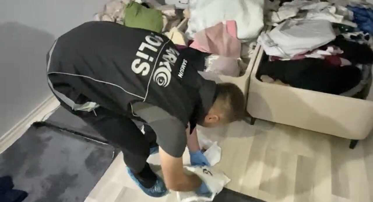 Samsun’da Narkotik Operasyonu: Buzdolabı Altında Metamfetamin ve Uyuşturucu Geliri Ele Geçirildi