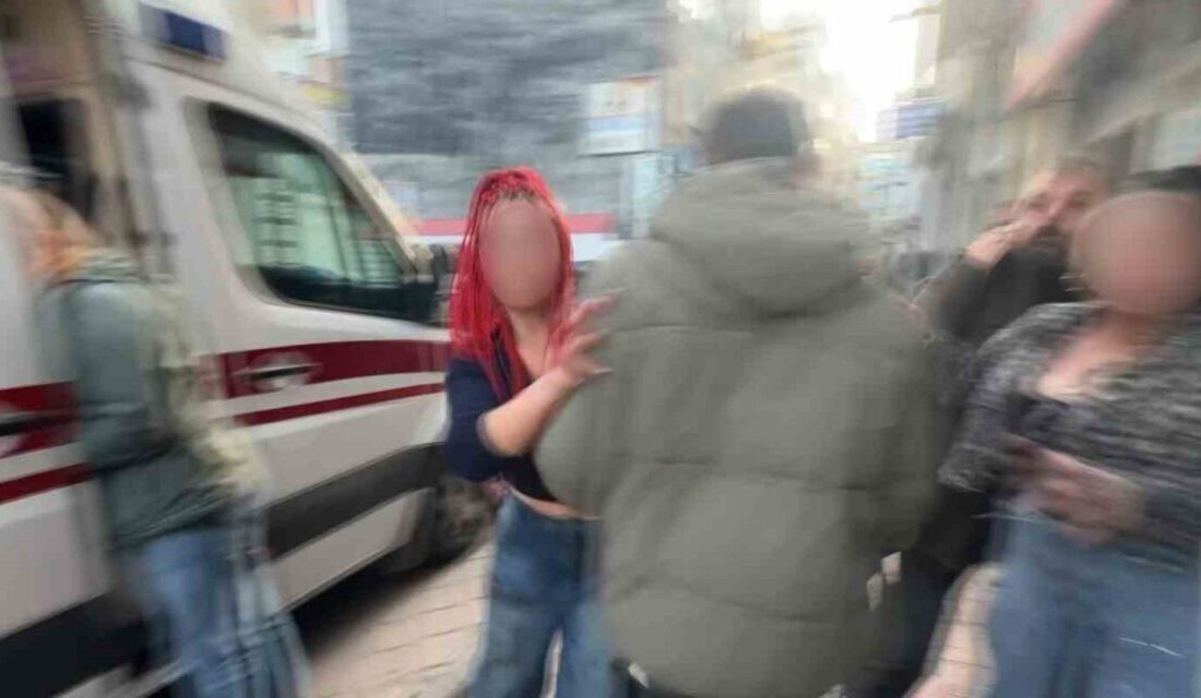 Samsun’da iki kardeşin bıçaklı saldırısına uğrayan adam hastaneye sevk edildi, kadın şüpheli basın mensuplarına saldırdı. Samsun'da iki kardeş, 35 yaşındaki Mahmut N.'yi 14 bıçak darbesiyle