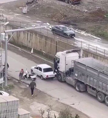 Atakum’da Tır Şoförüne Sopalı Saldırı: Vatandaşlar Tarafından Kavga Kontrol Altına Alındı Samsun'un Atakum ilçesinde iki kişi, tartışma sonrası tır şoförüne sopayla