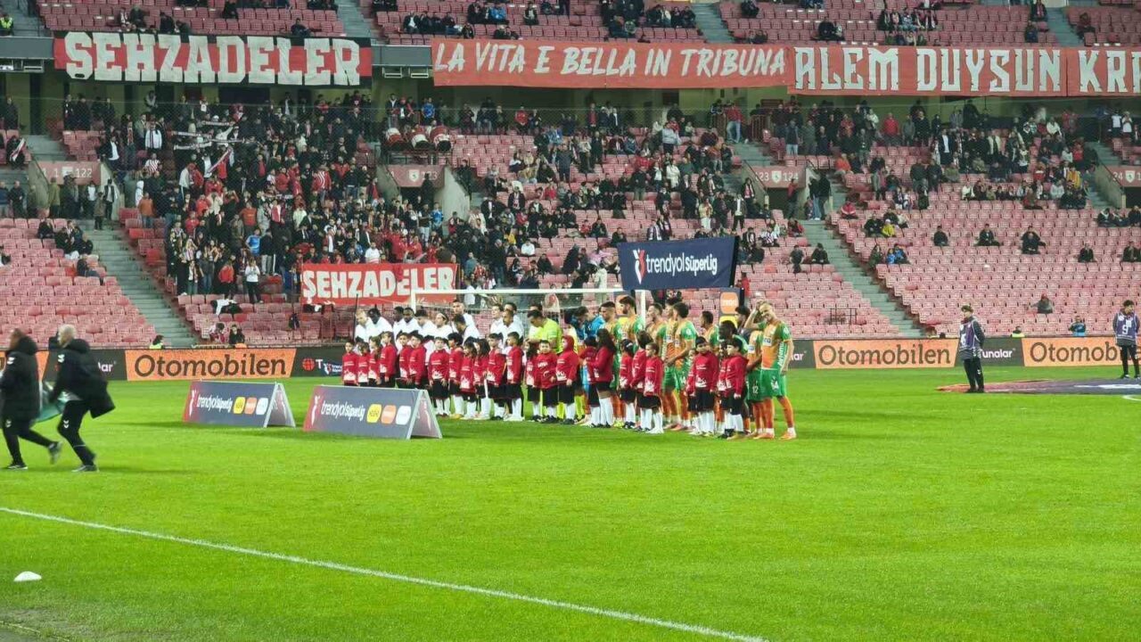 Samsunspor futbol takımı, özel gereksinimli çocukların tasarladığı formalarla Alanyaspor maçında
