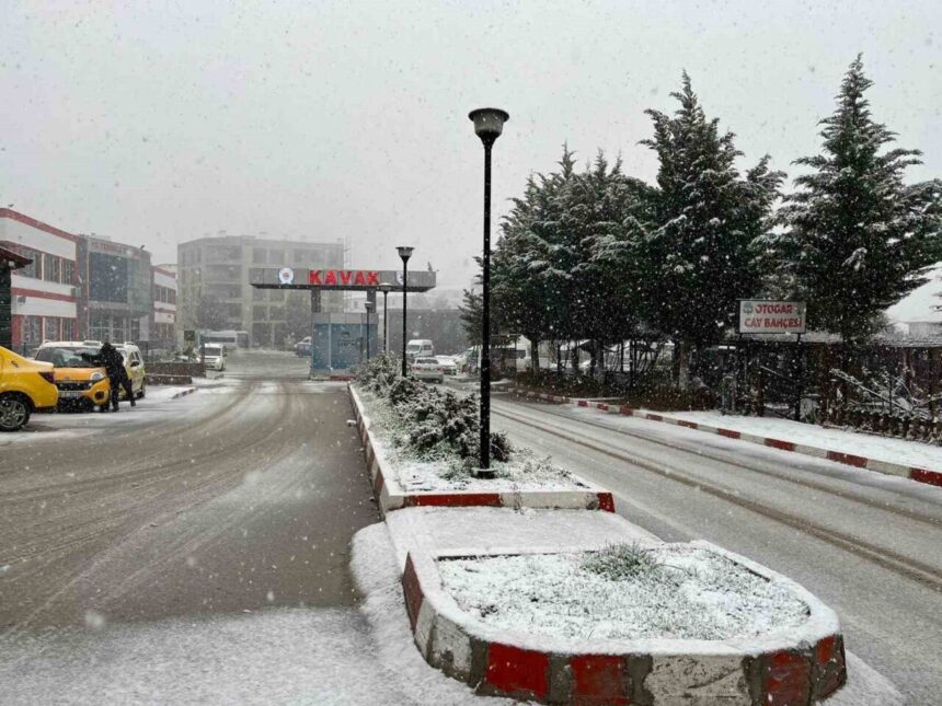 Kavak’ta gece başlayan kar yağışı ilçeyi beyaz örtüyle kapladı, sabah kartpostallık görüntüler oluşturdu.