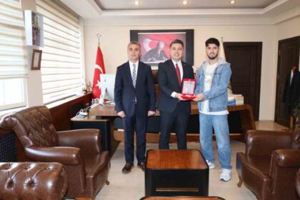 Aydın Karacasu’da Sanatını Kapalı Spor Salonu’na Taşıyan Öğrenciye Kaymakamdan Plaket