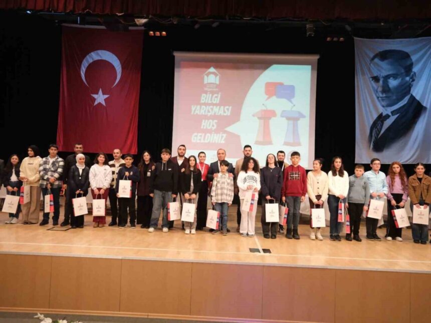 Sancaktepe Belediyesi’nin bilgi evlerinde eğitim alan öğrenciler, bilgi yarışmasında mücadele etti.