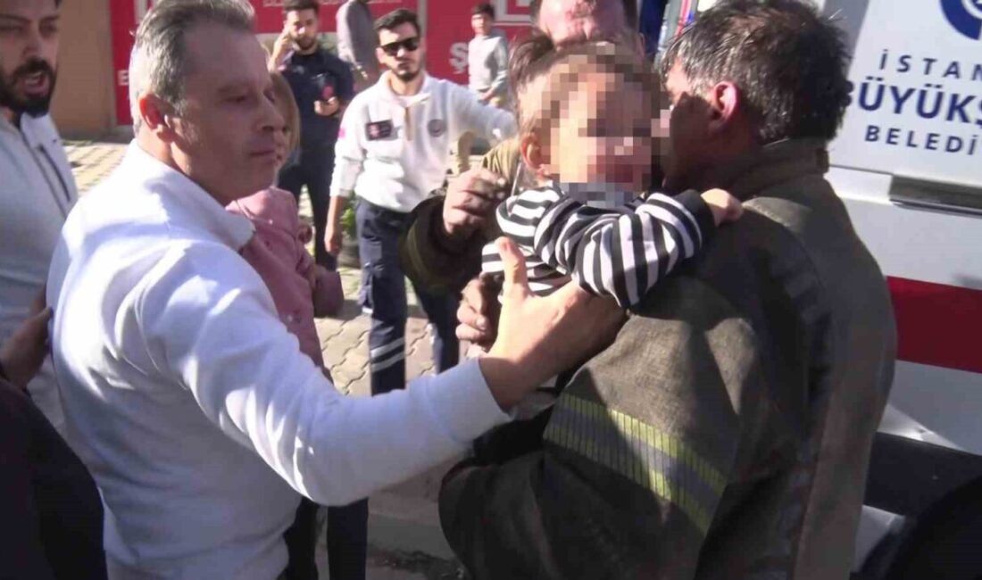 Sancaktepe’de Asansörde Yangın Çıktı, Anne ve Çocuk İtfaiye Tarafından Kurtarıldı Sancaktepe'deki 4 katlı bir binanın asansöründe çıkan yangında bir anne