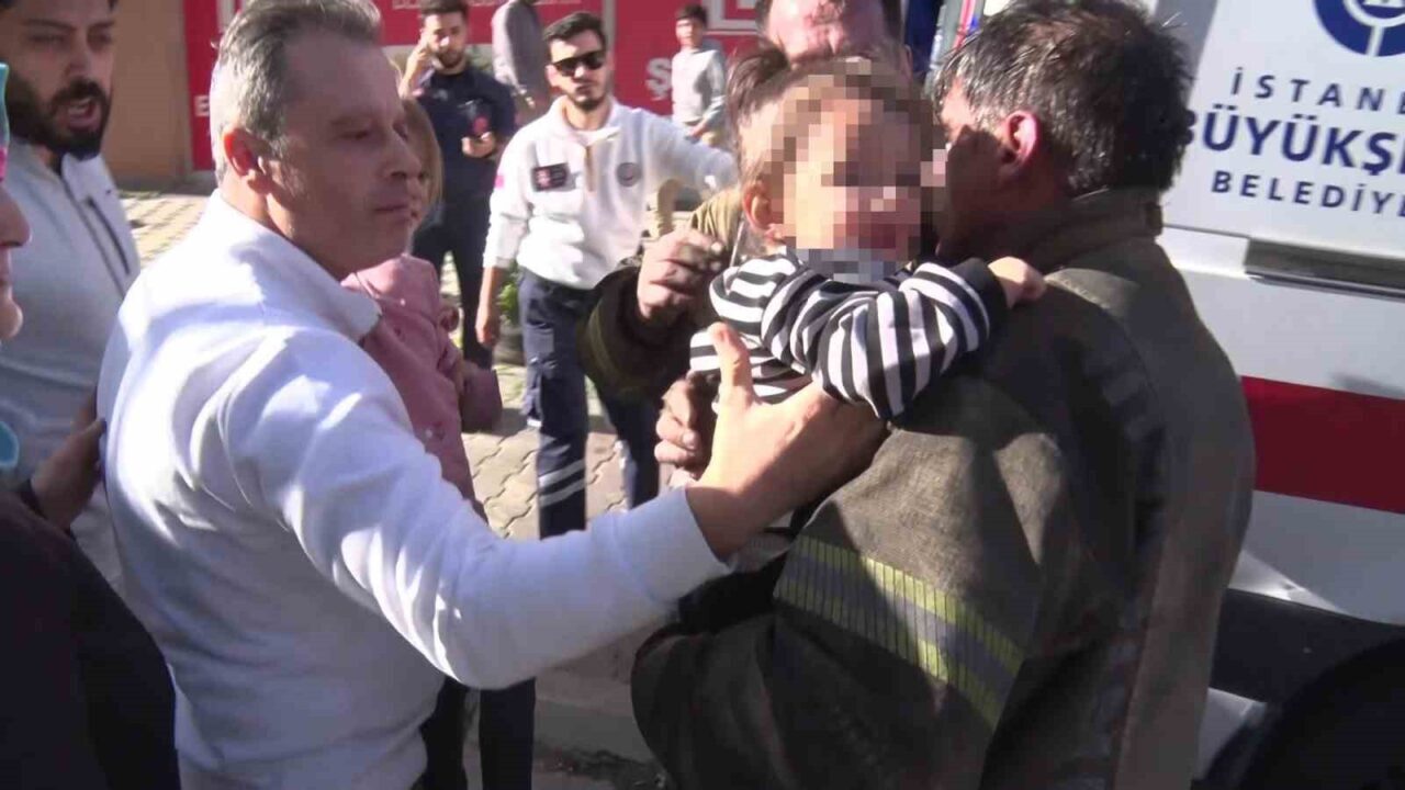 Sancaktepe'deki 4 katlı bir binanın asansöründe çıkan yangında bir anne