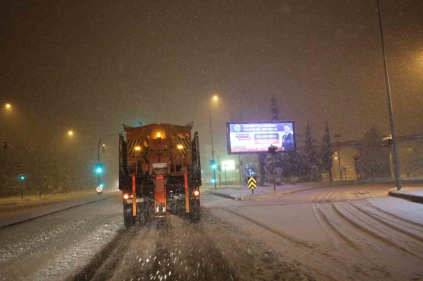 Şanlıurfa Belediyesi, kar yağışına karşı vatandaşların etkilenmemesi için çalışmalarını sürdürüyor.