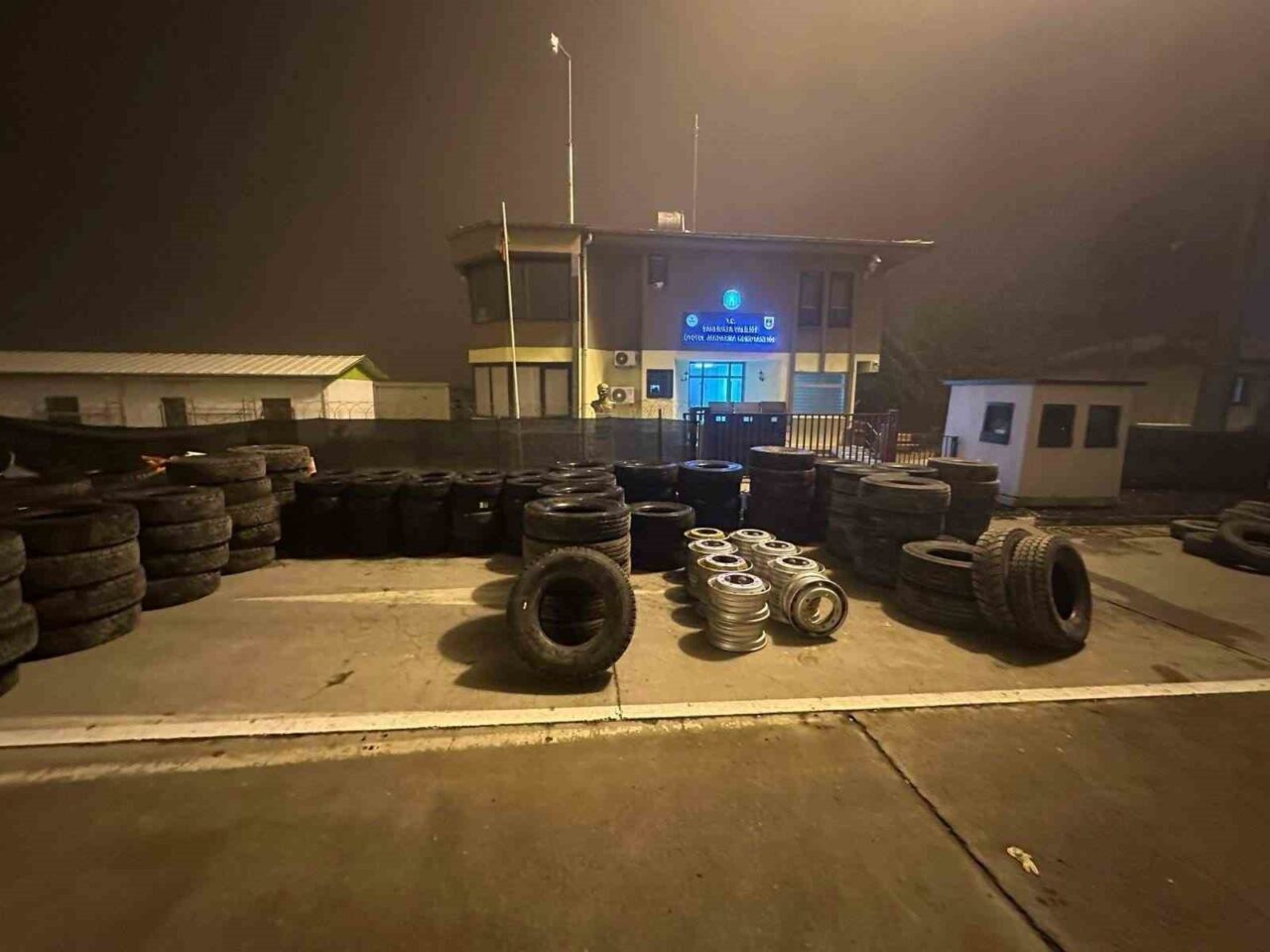 Şanlıurfa'nın Karaköprü ilçesinde jandarma, bir çekicide yaptığı denetimlerde 2 milyon