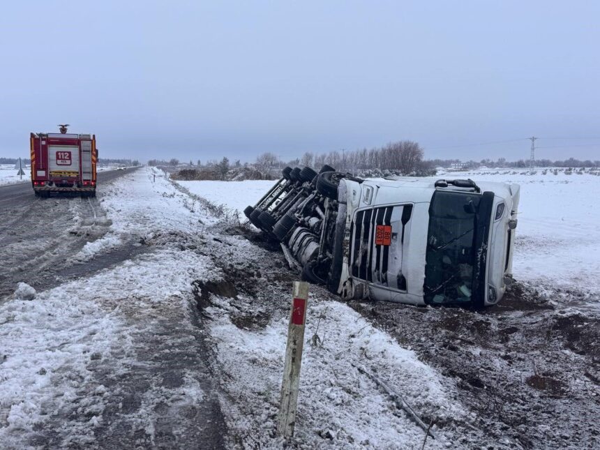 Şanlıurfa’da kar ve buz nedeniyle devrilen asit yüklü tanker sürücüsü yaralandı. Şanlıurfa’da kar ve buz nedeniyle devrilen asit yüklü tanker sürücüsü yaralandı.