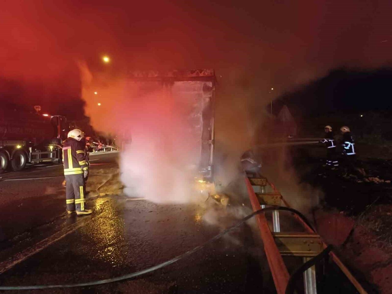 Şanlıurfa-Gaziantep Otoyolu üzerinde seyir halindeki beyaz eşya yüklü bir tırda
