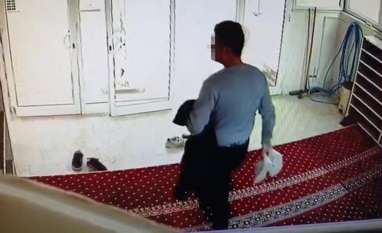Şanlıurfa'nın Karaköprü ilçesindeki Abdurrahman Ademoğlu Camii'nde bir hırsızlık olayı gerçekleşti.