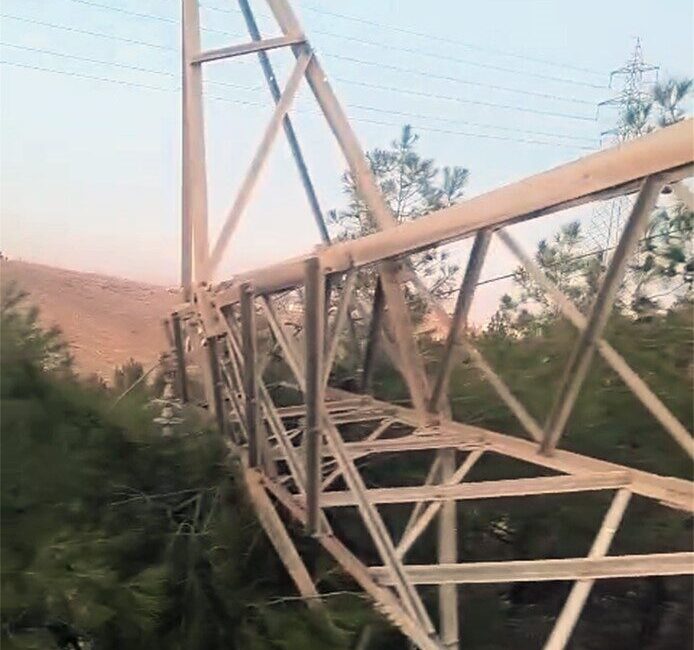 Şanlıurfa’da Elektrik Direği Hırsızlığı Sonrası Ekipler Hızla Müdahale Etti Dicle Elektrik, Şanlıurfa’nın Eyyübiye ilçesinde çalınan destek üniteleri nedeniyle devrilen