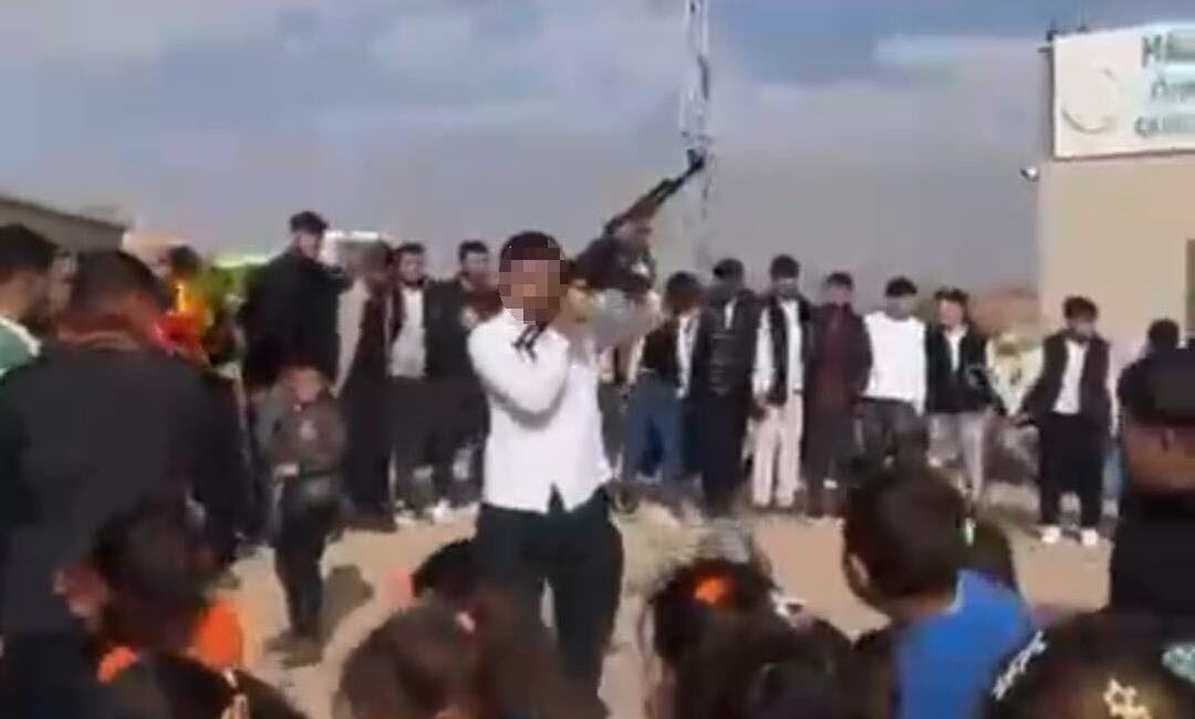 Şanlıurfa'nın Haliliye ilçesindeki bir köy düğününde, kimliği belirsiz bir kişi