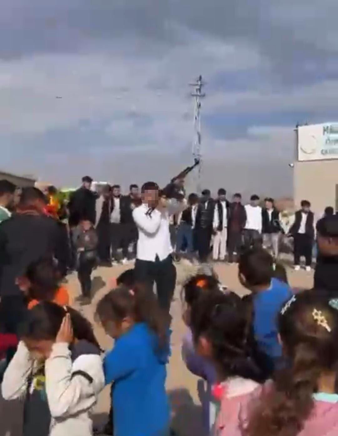 Şanlıurfa'nın Haliliye ilçesindeki bir köy düğününde, kimliği belirsiz bir kişi