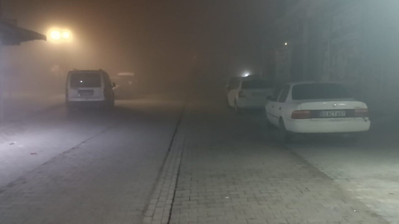 Şanlıurfa'da akşam saatlerinden itibaren etkili olan yoğun sis, sabah saatlerinde