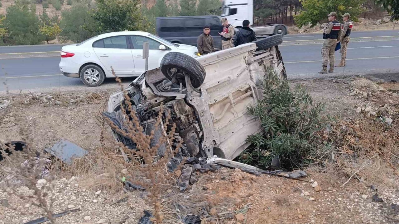 Şanlıurfa'da hafif ticari aracın devrilmesi sonucunda T.M. ve oğlu F.M.