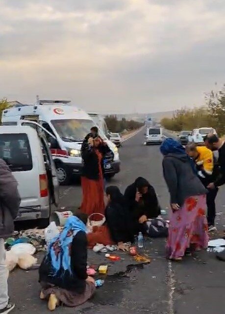 Şanlıurfa’nın Eyyübiye ilçesinde hafif ticari araç ile otomobilin çarpışması sonucu