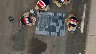 Şanlıurfa'nın Viranşehir ilçesinde jandarma, bir araçta piyasa değeri 5 milyon