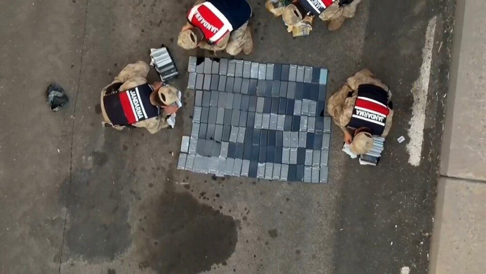 Şanlıurfa'nın Viranşehir ilçesinde jandarma, bir araçta piyasa değeri 5 milyon