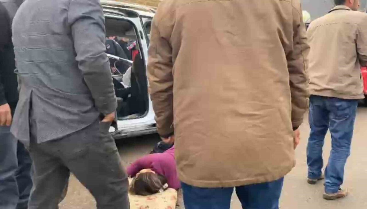 Şanlıurfa'nın Suruç ilçesinde bir kamyonet ve hafif ticari aracın kafa