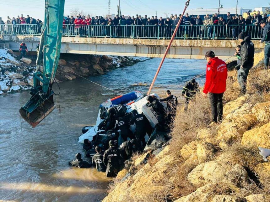 Harran’da otomobilin tahliye kanalına devrilmesi sonucu 3 çocuğun cesedine ulaşıldı, kayıp sürücü aranıyor.