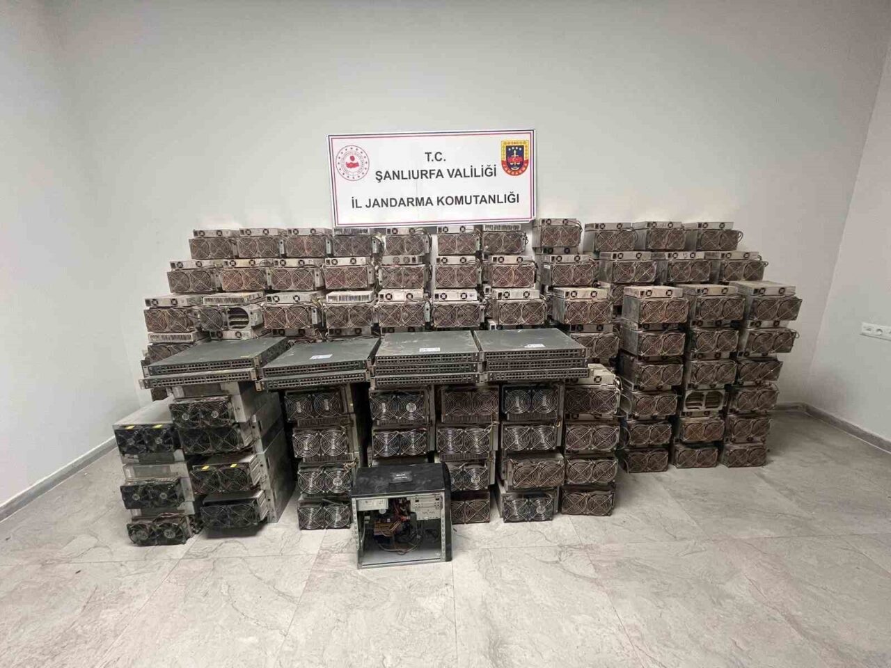 Şanlıurfa'nın Hilvan ilçesinde, kripto para madenciliği yapan iki kişi gözaltına