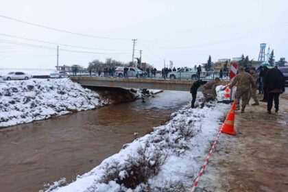 Harran’da otomobilin tahliye kanalına devrilmesi sonucu 2 kişi kurtuldu, 4 kişi ise kayboldu.